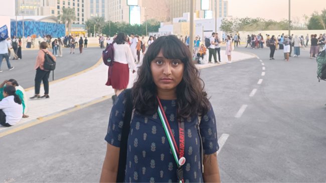 L'activiste climatique indienne Disha Ravi à la COP28 à Dubaï. Pour elle, il faut à la fois parler de justice climatique et des droits humains