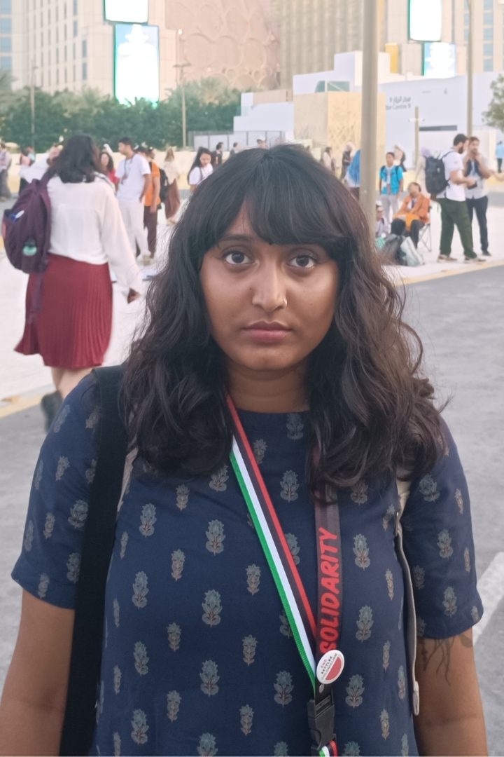 L'activiste climatique indienne Disha Ravi à la COP28 à Dubaï. Pour elle, il faut à la fois parler de justice climatique et des droits humains