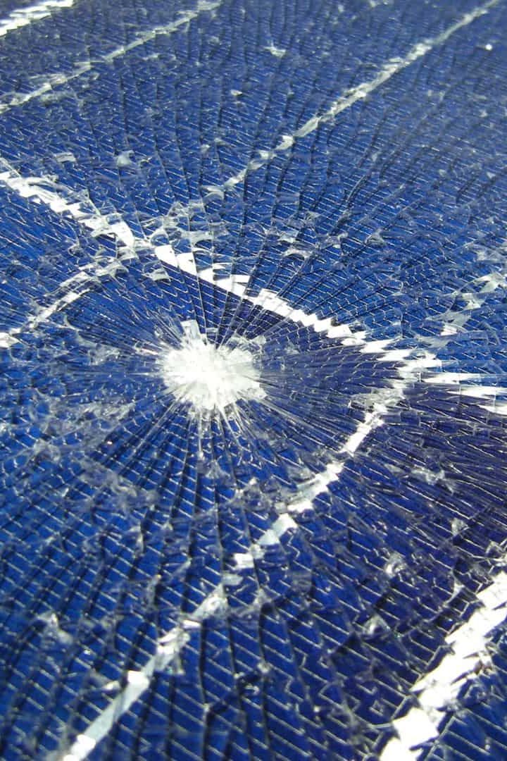 panneau solaire cassé