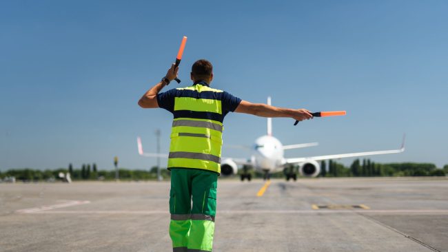 Rester sur Terre et la UFCNA demandent le plafonnement du trafic aérien à cause des “impacts à la fois sanitaires et climatiques” du secteur.// PHOTO : Adobe Stock