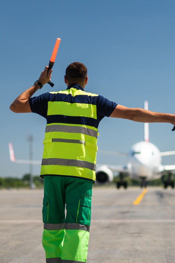 Rester sur Terre et la UFCNA demandent le plafonnement du trafic aérien à cause des “impacts à la fois sanitaires et climatiques” du secteur.// PHOTO : Adobe Stock