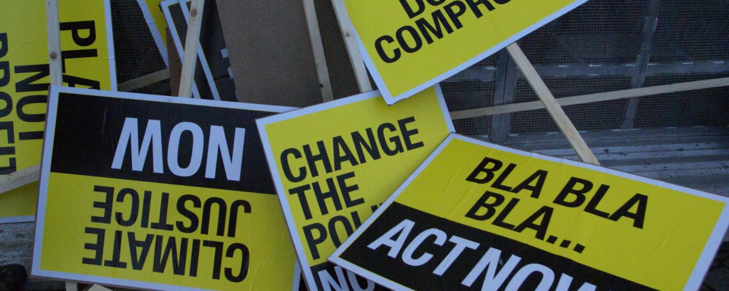 Panneaux brandis lors de la COP15 climat à Copenhague. // PHOTO : WWF France