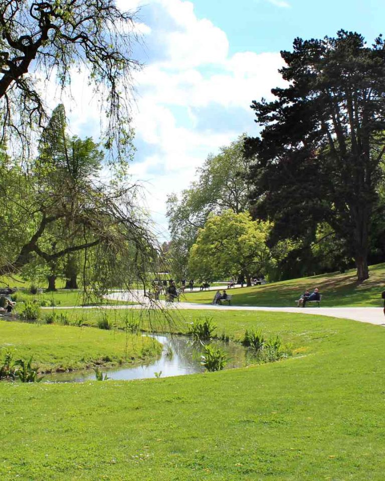 <span class="bsf-rt-reading-time"><span class="bsf-rt-display-label" prefix=""></span> <span class="bsf-rt-display-time" reading_time="5"></span> <span class="bsf-rt-display-postfix" postfix="min"></span></span><!-- .bsf-rt-reading-time -->biodiversite-sante-mentale-espaces-verts Selon les chercheurs du King's College London, la biodiversité des espaces verts a un impact positif sur le bien-être mental des citadins.//PHOTO : Adobe Stock