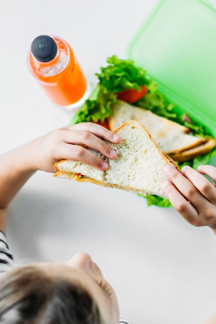 enfant éduqué contre le marketing alimentaire