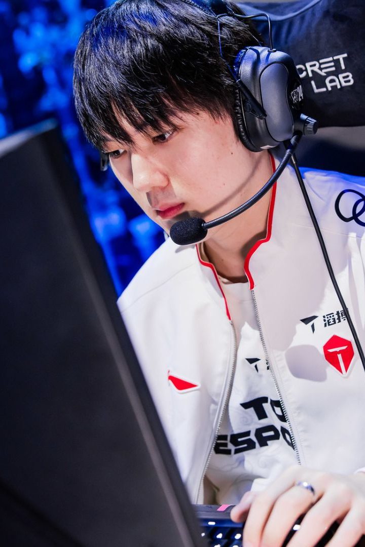 JackeyLove, ou Yu Wen-Bo, en quarts de finale des mondiaux 2024 de League of Legends à Paris