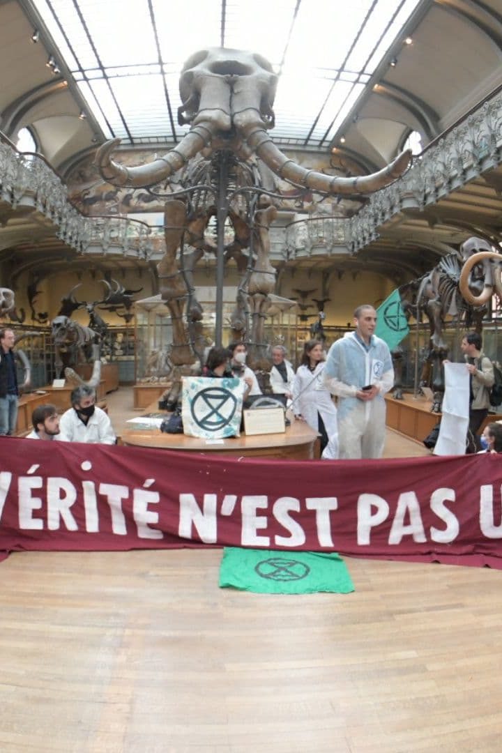 Action de Scientifiques en rébellion au Muséum National d'Histoire Naturelle à Paris le 9 avril 2022